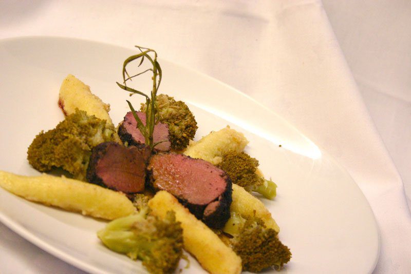 hirschrücken mit schupfnudeln und brokkoli